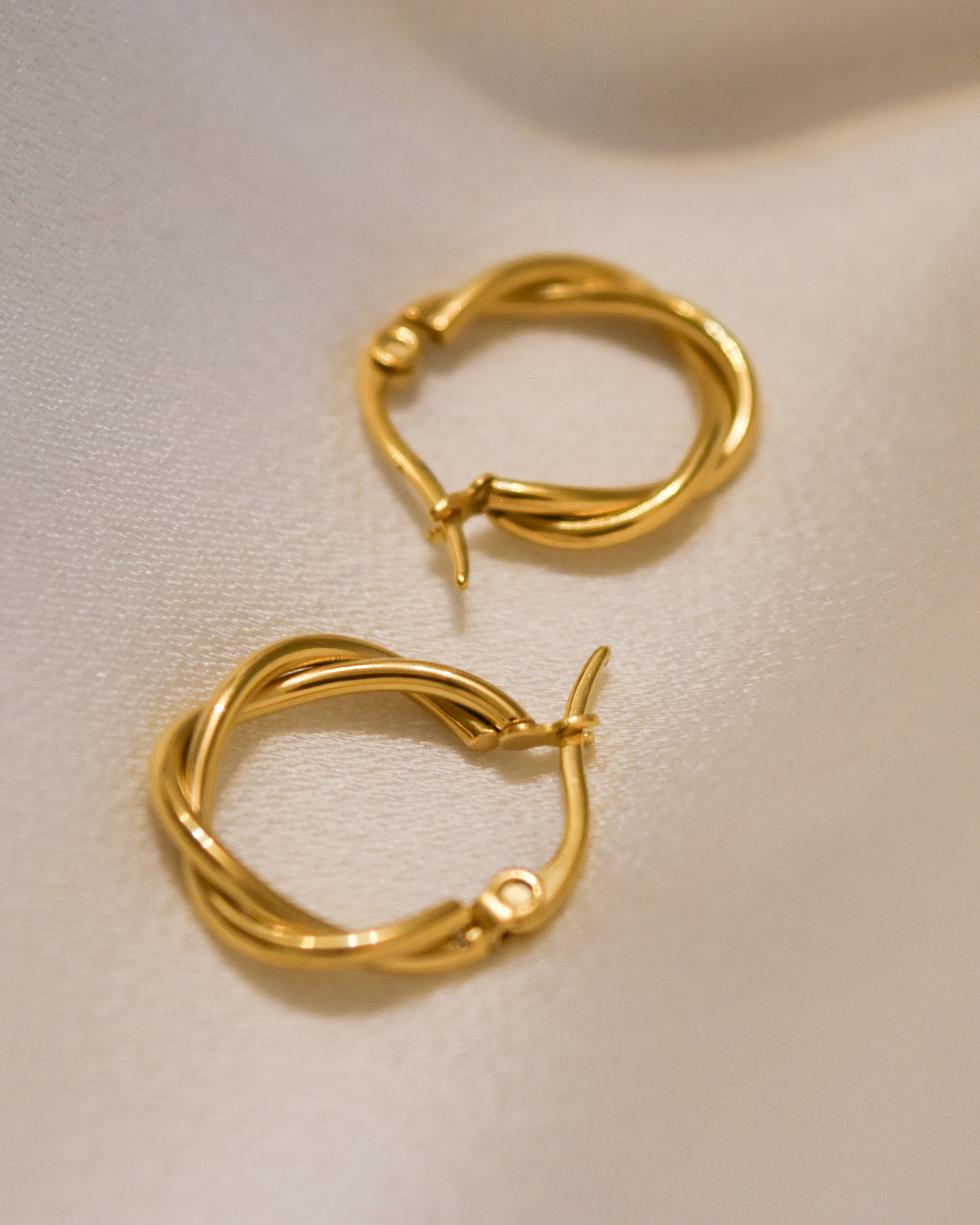 Essencia Curve Studs