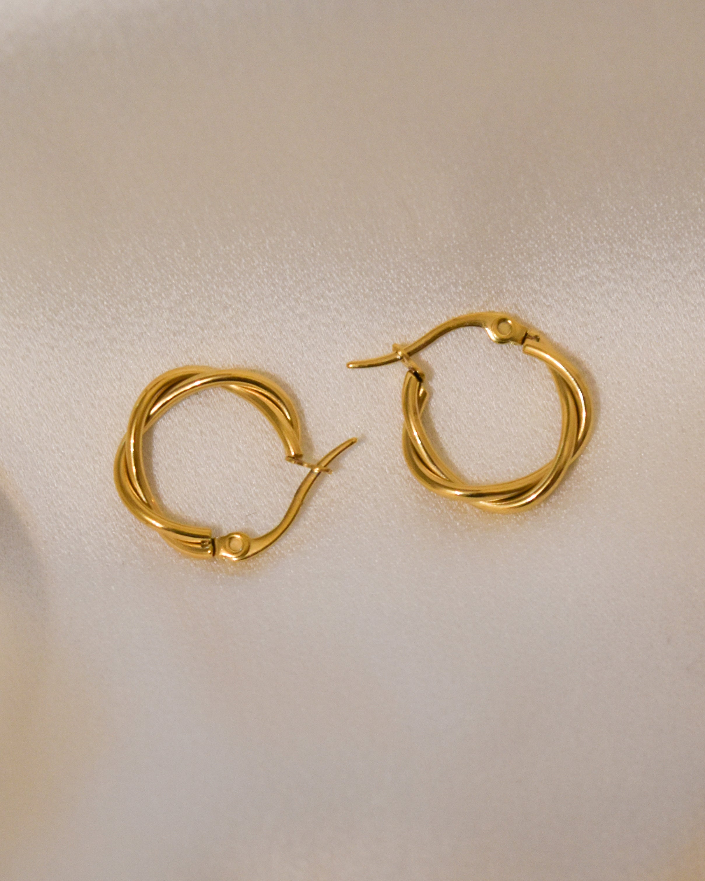 Essencia Curve Studs