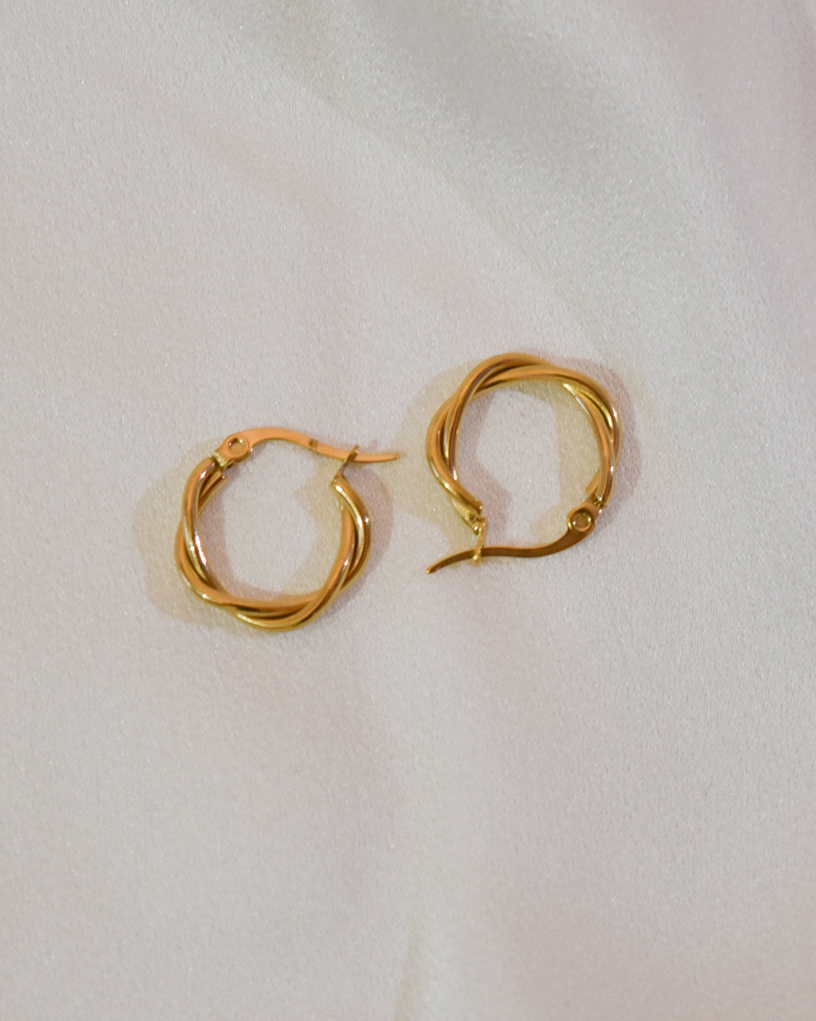 Essencia Curve Studs